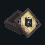 Caja De Regalo Elegante 50° Aniversario del Boda de Oro<br><div class="desc">¡Celebra el 50 aniversario del boda dorado con esta elegante caja de conservas! Las elegantes letras en blanco y negro con confeti hexagonal sobre el fondo de un Relieve metalizado dorado le dan un toque memorable a esta ocasión especial y a un hito extraordinario. Personaliza con los nombres y fechas...</div>