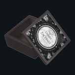 Caja De Regalo Elegante 60.º 75° Aniversario del Boda del Diamant<br><div class="desc">¡Celebremos el 60 o 75 aniversario del boda de diamantes con esta caja conmemorativa de sake! Las elegantes letras en blanco y negro con estilizadas confeti de diamantes en tonos blancos y negros le dan un toque memorable a esta ocasión especial y a este extraordinario hito. Personalizar con nombres de...</div>