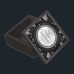 Caja De Regalo Elegante 60.º 75° Aniversario del Boda del Diamant<br><div class="desc">¡Celebremos el 60 o 75 aniversario del boda de diamantes con esta caja conmemorativa de sake! Las elegantes letras en blanco y negro con estilizadas confeti de diamantes en tonos blancos y negros le dan un toque memorable a esta ocasión especial y a este extraordinario hito. Personalizar con nombres de...</div>