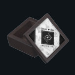 Caja De Regalo Elegante 60° Aniversario del Boda del Diamante<br><div class="desc">¡Celebra el 60 aniversario del boda de diamantes con esta elegante caja de conservas! Las elegantes letras en blanco y negro con estilizados detalles de diamante sobre un fondo blanco le dan un toque memorable a esta ocasión especial y a este extraordinario hito. Personaliza con los nombres y fechas de...</div>