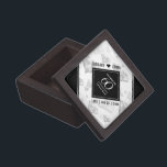 Caja De Regalo Elegante 60° Aniversario del Boda del Diamante<br><div class="desc">¡Celebra el 60 aniversario del boda de diamantes con esta elegante caja de conservas! Las elegantes letras en blanco y negro con estilizados detalles de diamante sobre un fondo blanco le dan un toque memorable a esta ocasión especial y a este extraordinario hito. Personaliza con los nombres y fechas de...</div>