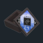 Caja De Regalo Elegante 65º Aniversario del Boda de Zafiro Azul<br><div class="desc">¡Celebra el 65 aniversario del boda de zafiro azul con esta elegante caja de sake! Las elegantes letras en blanco y negro con confeti hexagonal en un fondo azul zafiro le dan un toque memorable a esta ocasión especial y un hito extraordinario. Personaliza con los nombres y fechas de matrimonio...</div>