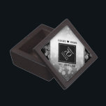 Caja De Regalo Elegante 70° Aniversario del Boda Platino<br><div class="desc">¡Celebremos el 70 aniversario del boda de platino con esta elegante caja de conservas! Las elegantes letras en blanco y negro con confeti hexagonal sobre el fondo de un Relieve metalizado platino le dan un toque memorable a esta ocasión especial y un hito extraordinario. Personaliza con los nombres y fechas...</div>