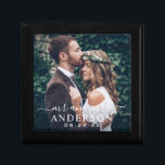 Caja De Regalo Elegante blanco Sr. y Sra. Boda Monograma Foto<br><div class="desc">La elegante caja de regalos de bodas incluye una foto de la novia y el novio con un sobrecoste de texto blanco. La redacción personalizado incluye "Mr. and Mrs." en la escritura moderna de caligrafía con el apellido de personalizado casado y el texto de fecha boda en los clásicos estilos...</div>