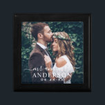 Caja De Regalo Elegante blanco Sr. y Sra. Boda Monograma Foto<br><div class="desc">La elegante caja de regalos de bodas incluye una foto de la novia y el novio con un sobrecoste de texto blanco. La redacción personalizado incluye "Mr. and Mrs." en la escritura moderna de caligrafía con el apellido de personalizado casado y el texto de fecha boda en los clásicos estilos...</div>