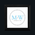 Caja De Regalo Elegante Boda del Monograma Azul del cielo<br><div class="desc">Elegante Monograma azul cielo con borde de grano negro. El borde punteado recuerda al milgrano,  que es una técnica de joyería a menudo utilizada para el compromiso y los anillos de boda. El borde de grano añade un estilo moderno y elegante a esta caja de regalo monogramada.</div>