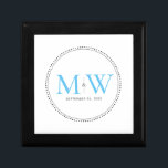 Caja De Regalo Elegante Boda del Monograma Azul del cielo<br><div class="desc">Elegante Monograma azul cielo con borde de grano negro. El borde punteado recuerda al milgrano,  que es una técnica de joyería a menudo utilizada para el compromiso y los anillos de boda. El borde de grano añade un estilo moderno y elegante a esta caja de regalo monogramada.</div>
