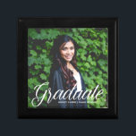 Caja De Regalo Elegante Graduate Photo 2025 Graduation Party<br><div class="desc">Esta elegante caja de regalo para la graduación de fotos superpuestas de tipografía blanca incluye un guión blanco de moda sobre tu fotografía de graduado de secundaria o universitario para la clase superior de 2025. Personalizar con su nombre y clase bajo la encantadora caligrafía para su celebración.</div>