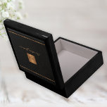 Caja De Regalo Elegante guión de nombre monograma personalizado n<br><div class="desc">Elegante y lujoso estuche de joyas personalizadas monogramadas con una elegante y elegante plaza de purpurina metálica de cobre y líneas sobre un elegante fondo de cuero negro.          Personalízalo con su nombre y sus iniciales de monograma.</div>