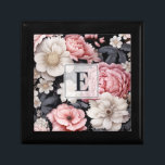 Caja De Regalo Elegante Monograma Floral Rosa<br><div class="desc">Una elegante caja de regalo floral rosa y gris. Personalízalo con tu monograma inicial. Hace un regalo divertido para un cumpleaños,  un Día de San Valentín o una ducha de novia. Diseñado para ti por Blackberry Boulevard.</div>
