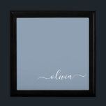 Caja De Regalo Elegante Monograma moderno Minimalista azul turbio<br><div class="desc">Presentamos nuestra Dusty Blue Minimalista Monogram Elegant Collection: Eleva tu estilo con sofisticación y encanto intemporal. Nuestra colección presenta diseños minimalistas en un suave y polvoriento matiz azul, realzados con elegantes monogramas adaptados a su gusto personal. Desde la papelería refinada hasta los accesorios versátiles, cada pieza de nuestra colección está...</div>
