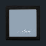 Caja De Regalo Elegante Monograma moderno Minimalista azul turbio<br><div class="desc">Presentamos nuestra Dusty Blue Minimalista Monogram Elegant Collection: Eleva tu estilo con sofisticación y encanto intemporal. Nuestra colección presenta diseños minimalistas en un suave y polvoriento matiz azul, realzados con elegantes monogramas adaptados a su gusto personal. Desde la papelería refinada hasta los accesorios versátiles, cada pieza de nuestra colección está...</div>