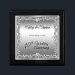 Caja De Regalo Elegantes Diamantes 10° Aniversario Boda<br><div class="desc">Esta elegancia ostentosa enmarca este décimo aniversario boda en un diseño único de diamante de vieiras con rombo central con acentos de diamante en forma de corazón y chispas falsas sobre un gradiente de tono plateado. Tenga en cuenta que todos los adornos están impresos y sólo están hechos para aparecer...</div>
