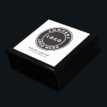 Caja De Regalo Empresa de logotipos de empresa Empleado Promoción<br><div class="desc">Cree su propia caja de regalo con el logotipo de su empresa haciendo clic en el botón "Personalizar". Redimensionar, mover o eliminar fácilmente y añadir elementos de marca y colores para crear una caja de regalo única para su empresa mediante la herramienta "Editar usando la herramienta de diseño" anidada bajo...</div>