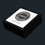 Caja De Regalo Empresa de logotipos de empresa Empleado Promoción<br><div class="desc">Cree su propia caja de regalo con el logotipo de su empresa haciendo clic en el botón "Personalizar". Redimensionar, mover o eliminar fácilmente y añadir elementos de marca y colores para crear una caja de regalo única para su empresa mediante la herramienta "Editar usando la herramienta de diseño" anidada bajo...</div>