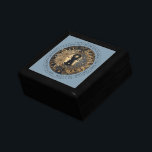 Caja De Regalo Estrellas celestes de luna de sol Keepsake Box per<br><div class="desc">Esta elegante caja de conservas celestes cuenta con un elegante sol,  luna y estrellas,  en un fondo azul,  haciendo un gran regalo,  caja de conservas o joyería,  que puedes personalizar con tu cita favorita,  o tu nombre.</div>