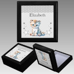 Caja De Regalo Estrellas cute leopardo añaden nombre de keepsake<br><div class="desc">Mantén la caja de regalo para los niños. Personaliza con un nombre. Con un bonito leopardo,  puntos de polka y estrellas de colores grises y blancos.</div>