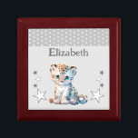 Caja De Regalo Estrellas cute leopardo añaden nombre de keepsake<br><div class="desc">Mantén la caja de regalo para los niños. Personaliza con un nombre. Con un bonito leopardo,  puntos de polka y estrellas de colores grises y blancos.</div>