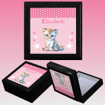 Caja De Regalo Estrellas cute leopardo añaden nombre de pulsador<br><div class="desc">Mantén la caja de regalo para los niños. Personaliza con un nombre. Con un bonito leopardo,  puntos de polka y estrellas de colores rosa y blanco.</div>