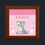 Caja De Regalo Estrellas cute leopardo añaden nombre de pulsador<br><div class="desc">Mantén la caja de regalo para los niños. Personaliza con un nombre. Con un bonito leopardo,  puntos de polka y estrellas de colores rosa y blanco.</div>