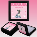 Caja De Regalo Estrellas de cebra cúrcuta añaden nombre de pulsad<br><div class="desc">Mantén la caja de regalo para los niños. Personaliza con un nombre. Con una linda cebra,  puntos de polka y estrellas con los colores rosa y blanco.</div>