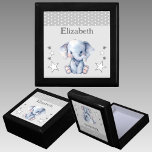 Caja De Regalo Estrellas de elefante lindo añaden un nombre a kee<br><div class="desc">Mantén la caja de regalo para los niños. Personaliza con un nombre. Con un elefante lindo,  puntos de polka y estrellas con los colores gris y blanco.</div>