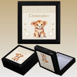 Caja De Regalo Estrellas de león lindo añaden nombre keepsake mar<br><div class="desc">Mantén la caja de regalo para los niños. Personaliza con un nombre. Con un lindo león,  puntos de polka y estrellas con los colores marrón y blanco.</div>
