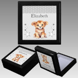 Caja De Regalo Estrellas de león lindo añaden un nombre a keepsak<br><div class="desc">Mantén la caja de regalo para los niños. Personaliza con un nombre. Con un lindo león,  puntos de polka y estrellas con los colores gris y blanco.</div>