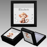 Caja De Regalo Estrellas de mono cúrcules añaden nombre de pulsad<br><div class="desc">Mantén la caja de regalo para los niños. Personaliza con un nombre. Con un mono lindo,  puntos de polka y estrellas con los colores gris y blanco.</div>