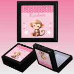 Caja De Regalo Estrellas de mono cúrcutas añaden nombre de pulsad<br><div class="desc">Mantén la caja de regalo para los niños. Personaliza con un nombre. Con un mono lindo,  puntos de polka y estrellas con los colores rosa y blanco.</div>