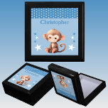 Caja De Regalo Estrellas de mono lindo añaden el nombre keepsake<br><div class="desc">Mantén la caja de regalo para los niños. Personaliza con un nombre. Con un mono lindo,  puntos de polka y estrellas con los colores azul y blanco.</div>