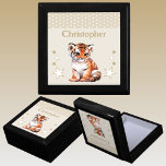 Caja De Regalo Estrellas de tigre mate agregar nombre de keepsake<br><div class="desc">Mantén la caja de regalo para los niños. Personaliza con un nombre. Con un tigre lindo,  puntos de polka y estrellas con los colores marrón y blanco.</div>
