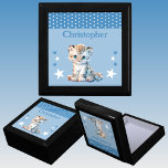 Caja De Regalo Estrellas del leopardo de la Cute añaden el nombre<br><div class="desc">Mantén la caja de regalo para los niños. Personaliza con un nombre. Con un bonito leopardo,  puntos de polka y estrellas con los colores azul y blanco.</div>
