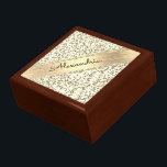 Caja De Regalo Fancy Gold Purpurinoso Marble Personalizado<br><div class="desc">Un elegante patrón de mármol dorado purpurinoso con una brillante cinta dorada diagonalmente a través de un borde de collar de diamantes de oro para un resplandor extra donde se puede personalizar para hacerlo único propio. Moda de mármol glamuroso de cristal.</div>
