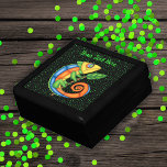 Caja De Regalo Fantasía de colores vivos Lizard Leaf puntos verde<br><div class="desc">Esta caja de regalo de madera para baratijas,  joyas o regalos tiene un lagarto de fantasía de colores brillantes en verde azul,  amarillo y naranja sosteniendo una pequeña rama con una hoja verde sobre un negro con puntos verdes vibrantes. Personalizar el texto con la plantilla.</div>