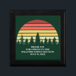 Caja De Regalo Fiesta de Reunión de Personalizados de la familia<br><div class="desc">Caja de regalos Guay con puesta de sol en un hermoso verde para un fiesta de reuniones familiares al aire libre o un refugio de naturaleza. Este diseño personalizado presenta una hermosa puesta de sol de época sobre un bosque de árboles de bonitos sobre su texto personalizado.</div>
