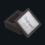 Caja De Regalo Flor blanca reflexiona a favor de la boda de dama<br><div class="desc">Esta hermosa caja de conservas o joyería es perfecta para agradecer a sus damas de honor. Diseñado como parte de nuestra suite Boda de Reflexiones Blancas, cuenta con texto negro sobre un fondo de flores y corazones de peonía blanca. El texto es completamente personalizable y dice: Noviaria, con un lugar...</div>