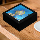 Caja De Regalo Flor de amapola azul del Himalaya<br><div class="desc">Almacenar baratijas,  joyas y otros pequeños keepsakes en esta caja de regalo de madera con azulejos de cerámica que muestra la imagen de una hermosa flor de amapola azul del Himalaya. ¡Un bonito diseño floral! Seleccione el tamaño y el color de su caja de regalo.</div>