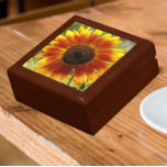 Caja De Regalo Flor de girasol amarillo y bronce<br><div class="desc">Almacenar baratijas,  joyas y otros pequeños keepsakes en esta caja de regalo de madera con azulejos de cerámica que muestra la imagen de un girasol amarillo y de bronce. ¡Un bonito diseño floral! Seleccione el tamaño y el color de su caja de regalo.</div>