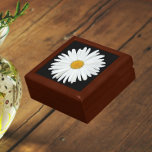 Caja De Regalo Flor de margarita blanca sobre flor negra<br><div class="desc">Almacenar baratijas,  joyas y otros pequeños keepsakes en esta caja de regalo de madera con azulejos de cerámica que muestra la imagen de una bonito,  flor blanca de margarita sobre un fondo negro. ¡Un bonito diseño floral! Seleccione el tamaño y el color de su caja de regalo.</div>