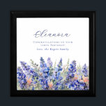 Caja De Regalo Flor en el mes del nacimiento 100 de julio<br><div class="desc">Las elegantes flores azules de la acuarela de verano crean un hermoso borde floral al final de esta caja de regalo de la Flor de Nacimiento de julio. Las flores de larkspur o delfinio son la flor de nacimiento de julio. Una moderna combinación de fuentes le da una estética moderna....</div>
