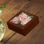 Caja de Regalo Floral Iris con barba rosa Rubor<br><div class="desc">Almacenar baratijas,  joyas y otros pequeños keepsakes en esta caja de regalo de madera con azulejos de cerámica que muestra la imagen de una flor rosa rosa y barbuda de Iris con acentos morados. ¡Un bonito diseño floral! Seleccione el tamaño y el color de su caja de regalo.</div>