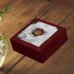 Caja de regalo floral Peony de árbol blanco<br><div class="desc">Almacenar baratijas, joyas y otros pequeños keepsakes en esta caja de regalo de madera con azulejos de cerámica que muestra la imagen de una gran flor blanca de la guarida del árbol con bengalas de centro morado oscuro. ¡Un bonito diseño floral! Seleccione el tamaño y el color de su caja...</div>