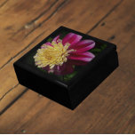 Caja De Regalo Floral rosa Anemone Dahlia Bloom<br><div class="desc">Almacenar baratijas, joyas y otros pequeños keepsakes en esta caja de regalo de madera con azulejos de cerámica que muestra la imagen de una flor de Anemone Dahlia de color rosa profundo con pétalos interiores de color amarillo pálido. ¡Un diseño impresionante y florido! Seleccione el tamaño y el color de...</div>
