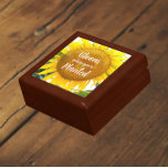 Caja De Regalo Florecimiento donde estás plantado girasol amarill<br><div class="desc">Almacenar baratijas, joyas y otros pequeños keepsakes en esta joyería de madera con azulejos de cerámica que muestra la imagen de una gran girasol amarilla junto con una cita inspiradora que dice, "Bloom where you are Planted" en letras blancas y estilizadas. ¡Un bonito diseño floral! Seleccione el tamaño y el...</div>