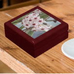 Caja De Regalo Flores de plantas Hoya Floral<br><div class="desc">Almacene baratijas, joyas y otros pequeños pasteles en esta caja de regalo de madera con azulejos de cerámica que muestran una imagen fotográfica de las encantadoras flores de la planta tropical de Hoya, también llamada Planta de Cera. ¡Un bonito diseño floral! Seleccione el tamaño y el color de su caja...</div>