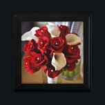 Caja De Regalo Flores Red Floral Moderna Elegante<br><div class="desc">Este bonito estilo romántico rojo floral moderno y elegante flor florido con acentos de bolas de oro y el diseño de ramo de flores de lirio de Calla blanca tiene una colección a juego.</div>