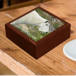 Caja De Regalo Foto de la cabra de la montaña del Parque Nacional<br><div class="desc">Almacenar baratijas,  joyas y otros pequeños bollos en esta caja de regalo de madera con azulejos de cerámica con una imagen de una cabra de montaña en el Parque Nacional Glacier,  Montana. Seleccione el tamaño y el color de su caja de regalo. ¡Hace un gran recuerdo de viaje!</div>