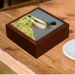 Caja De Regalo Foto de vida silvestre Mallard Duck<br><div class="desc">¡Para los amantes de la naturaleza y los animales! Almacenar baratijas, joyas y otros pequeños keepsakes en esta caja de regalo de madera con azulejos de cerámica que muestran la imagen de la vida silvestre de un pato mallard macho con cabeza verde. Seleccione el tamaño y el color de su...</div>