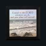 Caja De Regalo Foto de Wavy Ocean Shore Proverbs Biblia Verse Sea<br><div class="desc">Esta caja de regalo cuenta con una hermosa foto del Océano Atlántico junto con un verso de la Biblia del libro de Proverbios.</div>